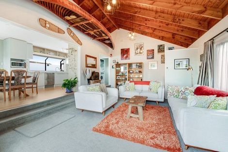 Photo of property in 17 Leiden Place, Totara Vale, Auckland, 0629