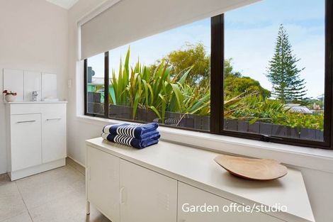 Photo of property in 124 Archibald Road, Kelston, Auckland, 0602