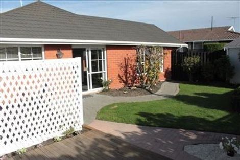 Photo of property in 2/8 Montclare Avenue, Ilam, Christchurch, 8041