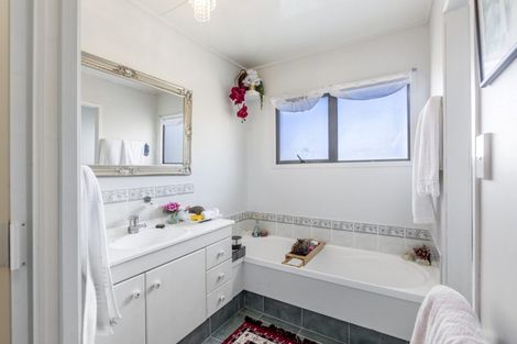 Photo of property in 15e Puriri Avenue, Orewa, 0931