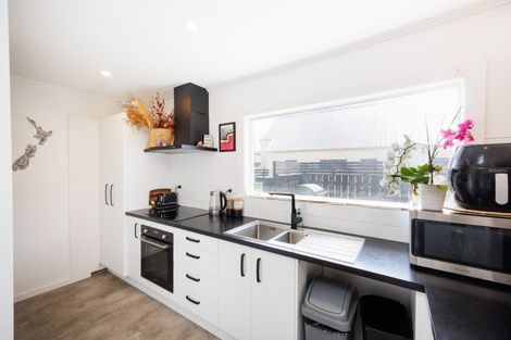 Photo of property in 16 Thomson Street, West End, Palmerston North, 4412