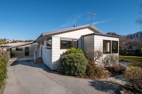 Photo of property in 42 Adamson Drive, Arrowtown, 9302