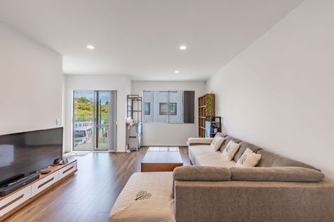 Photo of property in 15 Bloom Crescent, Sunnyvale, Auckland, 0612