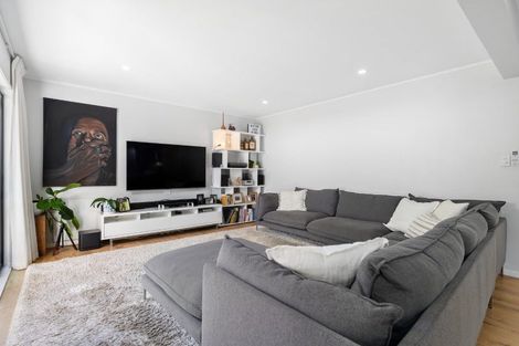 Photo of property in 17a Horotutu Road, Greenlane, Auckland, 1061