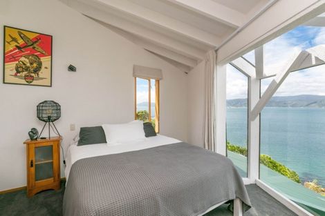 Photo of property in 6 Nakora Road, Karaka Bays, Wellington, 6022