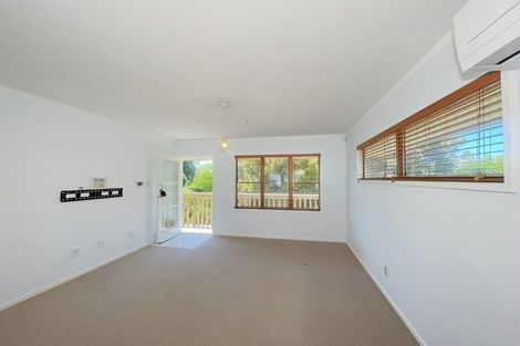 Photo of property in 1/9 Fuchsia Place, Birkdale, Auckland, 0626