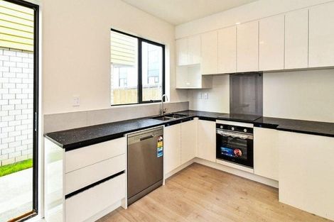 Photo of property in 2/3226 Great North Road, New Lynn, Auckland, 0600