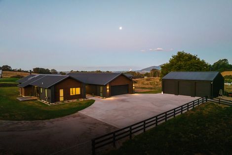 Photo of property in 2 Vickers Way, Acacia Bay, Taupo, 3385