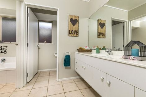 Photo of property in 78 Kingdale Road, Henderson, Auckland, 0610