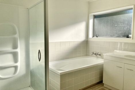 Photo of property in 2/22 Steeple Rise, Pakuranga, Auckland, 2010