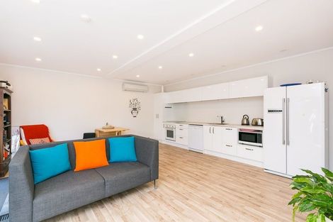 Photo of property in 30 Glanmire Road, Newlands, Wellington, 6037