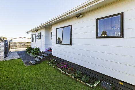 Photo of property in 16a Hatherley Place, Clendon Park, Auckland, 2103