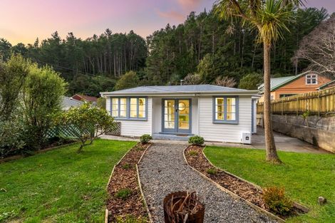 Photo of property in 35 Elmslie Road, Pinehaven, Upper Hutt, 5019