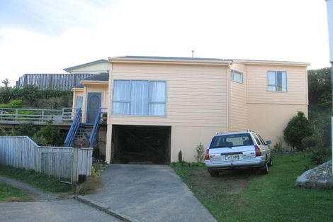 Photo of property in 2b Sunhaven Drive, Newlands, Wellington, 6037