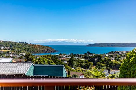 Photo of property in 131 Gloaming Hill, Titahi Bay, Porirua, 5022