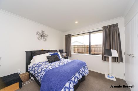 Photo of property in 35 Chestnut Close, Kelvin Grove, Palmerston North, 4414