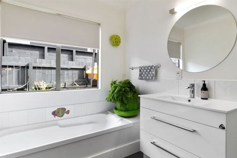 Photo of property in 13 Owen Place, Omokoroa, 3114