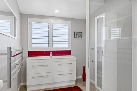 Photo of property in 2 Golders Place, Richmond Heights, Taupo, 3330