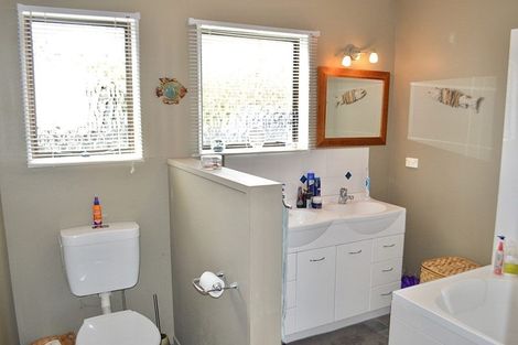 Photo of property in 11 Renata Road, Otaki, 5512