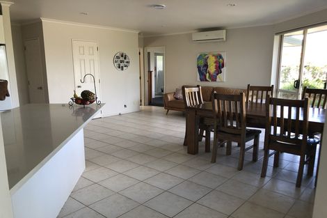 Photo of property in 8 Parkcrest Drive, Henderson, Auckland, 0612