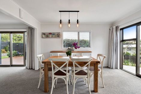 Photo of property in 11 Leatham Avenue, Strandon, New Plymouth, 4312