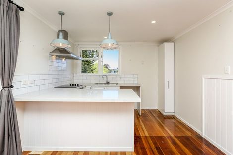 Photo of property in 6a Granby Place, Westown, New Plymouth, 4310