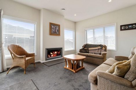 Photo of property in 8 Eric Farley Drive, Kumeu, 0810