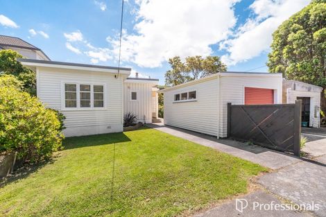 Photo of property in 6 Te Whiti Grove, Korokoro, Lower Hutt, 5012