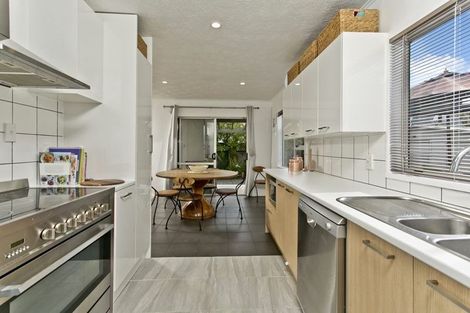 Photo of property in 5 Tetrarch Place, Totara Vale, Auckland, 0629