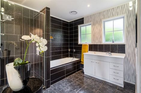 Photo of property in 1/6 Mahuta Grove, Northcote, Auckland, 0627