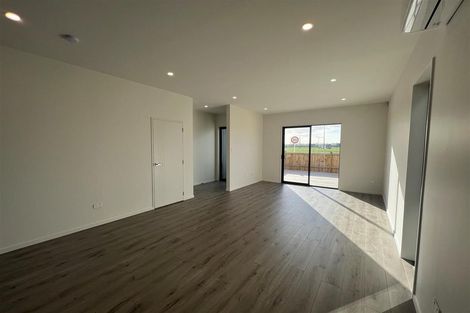 Photo of property in 127 Walters Road, Papakura, Takanini, 2110