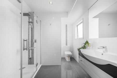 Photo of property in 2/91 Aberdeen Road, Castor Bay, Auckland, 0620