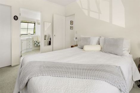 Photo of property in 1/274 East Coast Road, Forrest Hill, Auckland, 0620