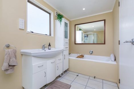 Photo of property in 4 Valley Road, Waiuku, 2123