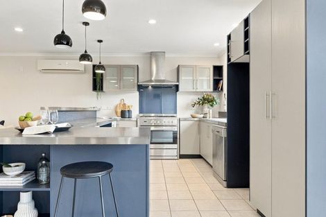 Photo of property in 21 Sorrento Place, Kelvin Grove, Palmerston North, 4414