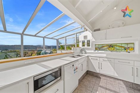 Photo of property in 14 Maungaraki Road, Korokoro, Lower Hutt, 5012