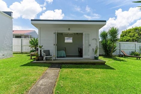 Photo of property in 92 Astley Avenue, New Lynn, Auckland, 0600
