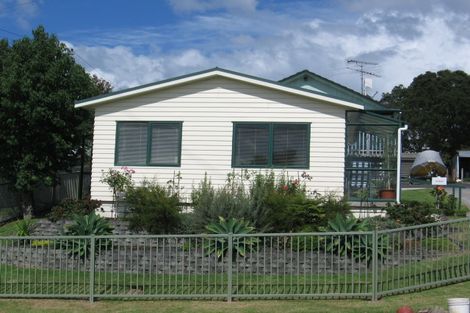 Photo of property in 52 Beaubank Road, Kelston, Auckland, 0602