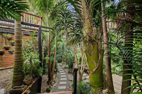 Photo of property in 70 Seaview Road, Marfell, New Plymouth, 4310