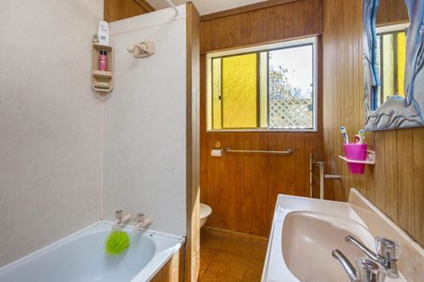 Photo of property in 46 Pinehaven Road, Pinehaven, Upper Hutt, 5019