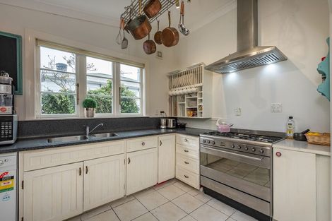 Photo of property in 28 Whites Line West, Woburn, Lower Hutt, 5010