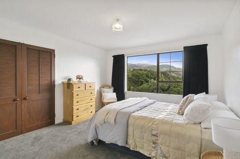 Photo of property in 1 Brasenose Place, Tawa, Wellington, 5028