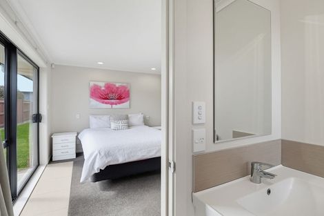 Photo of property in 2 Pegasus Place, Kelvin Grove, Palmerston North, 4414