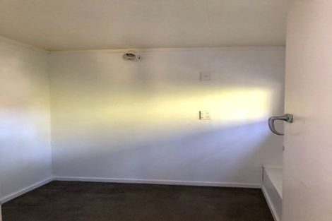 Photo of property in 28 Barker Rise, Northcross, Auckland, 0632