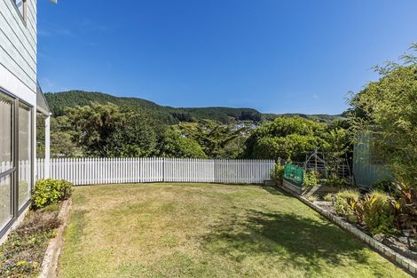 Photo of property in 20 Zande Terrace, Tawa, Wellington, 5028