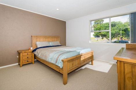 Photo of property in 47 Cockayne Crescent, Sunnynook, Auckland, 0620