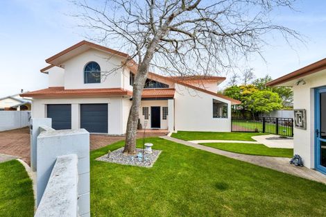 Photo of property in 8 Taylor Place, Merrilands, New Plymouth, 4312