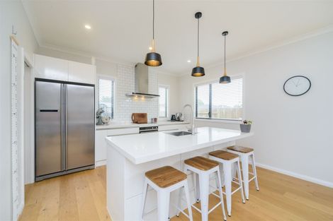 Photo of property in 114 Johnstone Drive, Fitzherbert, Palmerston North, 4410