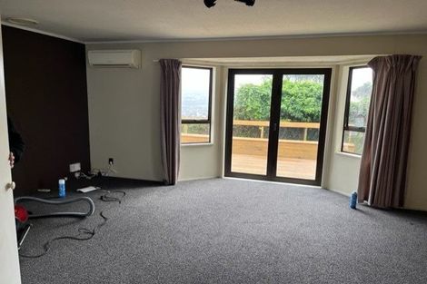 Photo of property in 6 Stroud Way, Newlands, Wellington, 6037