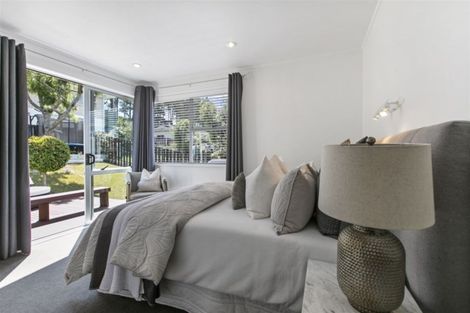 Photo of property in 52 Ravenwood Drive, Forrest Hill, Auckland, 0620